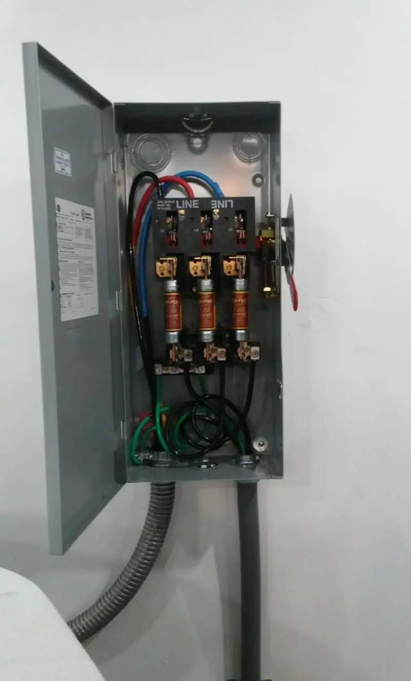 Three-phase disconnect switch installed for Smoke Detector Installation in Prosser